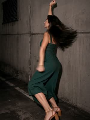 1.5–3 s: Both arms up, then a turn with a hair swing